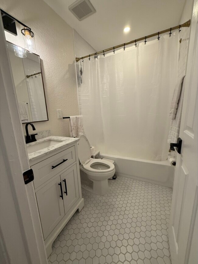 Building Photo - 129 36th Ave NE