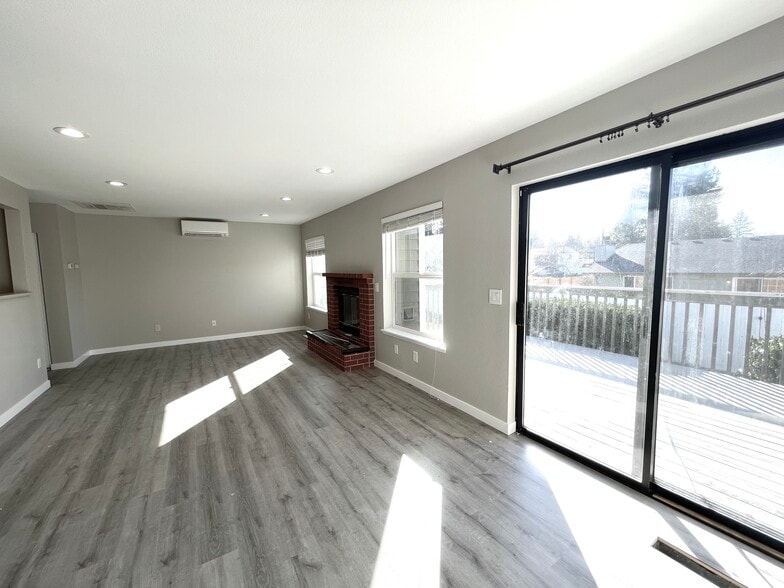 Building Photo - 2742 Sylvan Dr W