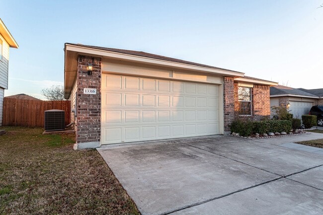 Building Photo - Inviting 4/BR 2/BA Home with Spacious Back...