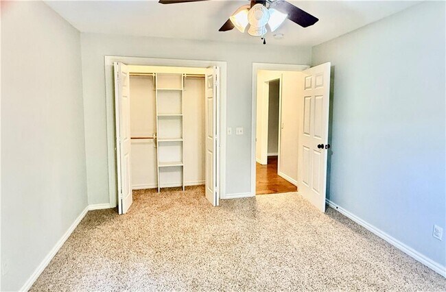 Building Photo - 305 Meadows Ct