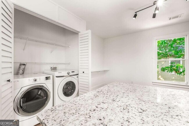 Building Photo - 94 Lucy St SE