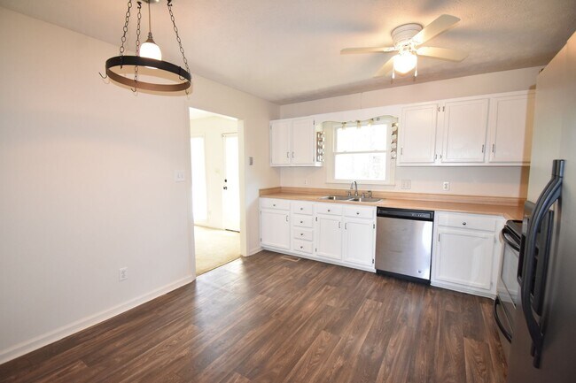Building Photo - 3 Bedroom and 2 Bath Home (No Pets)