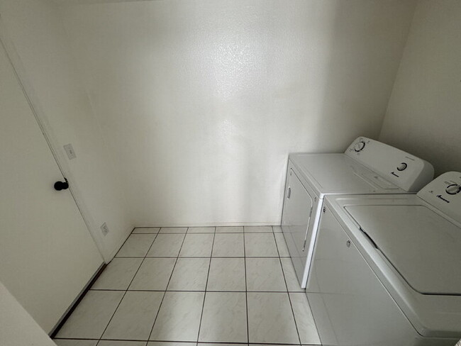 Building Photo - 8036 Laurena Ave