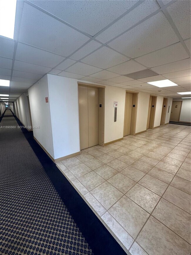 Building Photo - 400 Kings Point Dr