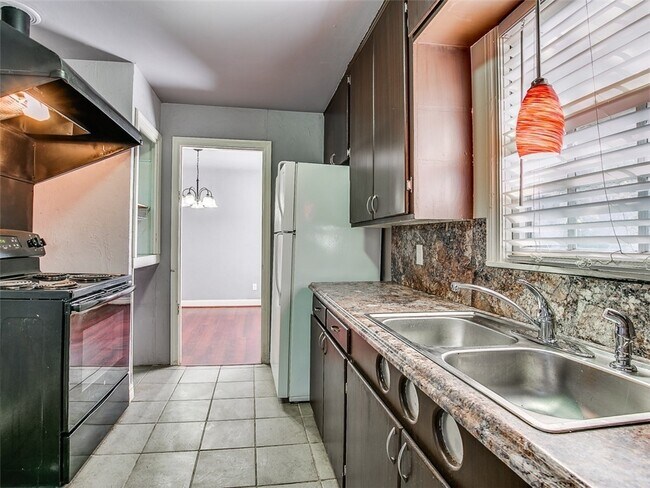 Building Photo - Cute 2 Bed | 1 Bath | 1 Car Garage