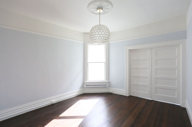 Building Photo - 144 10th Ave