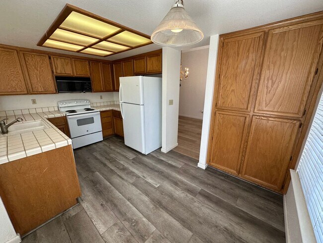 Building Photo - Beautiful 4 Bedroom, 2.5 Bath Tracy Home