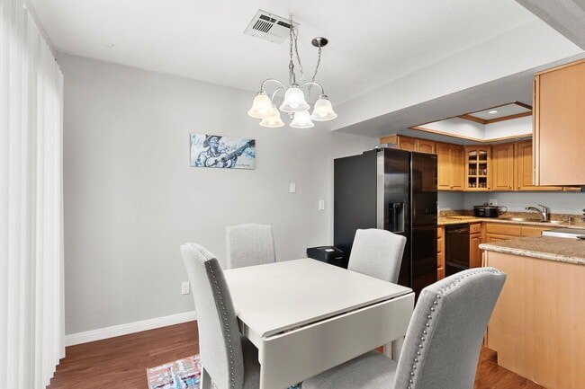 Building Photo - 735 Apple Tree Ct