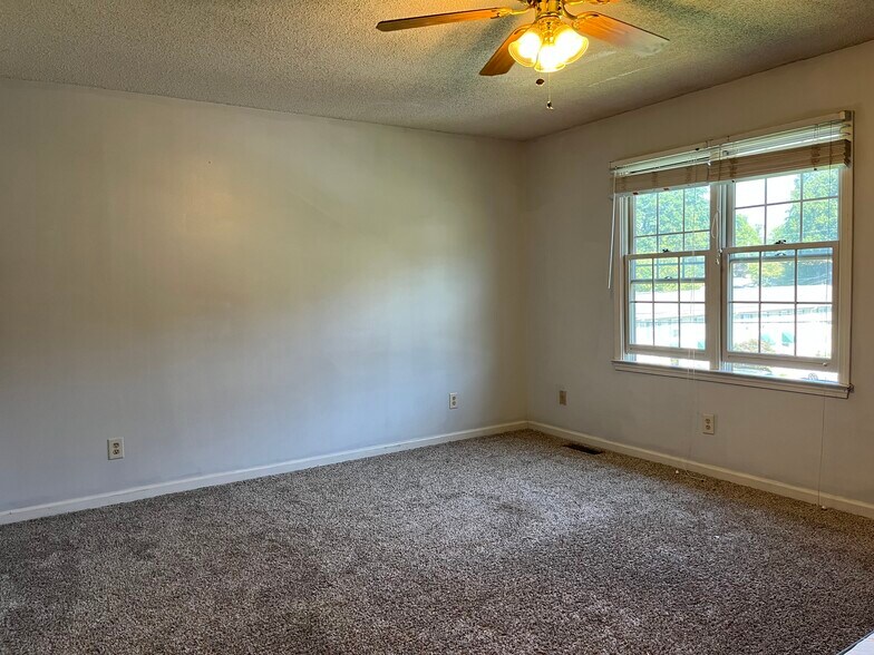 Building Photo - 2263 Forest Acres Dr