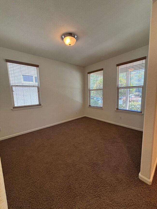 Building Photo - West Roseville Solar! 3 Bedroom, Plus den/...