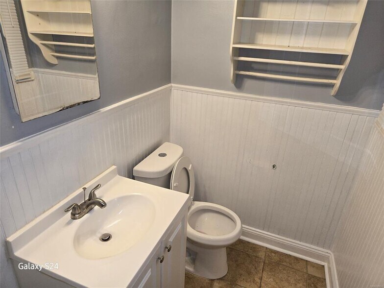 Building Photo - 2141 Meadowlane Dr