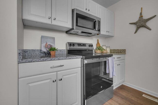 Building Photo - Ready NOW! 1 Block from the Bay! Pet Frien...