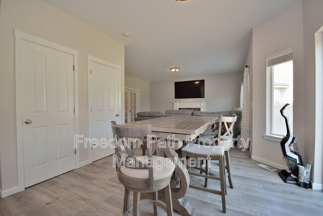 Building Photo - 2575 W Palais Dr