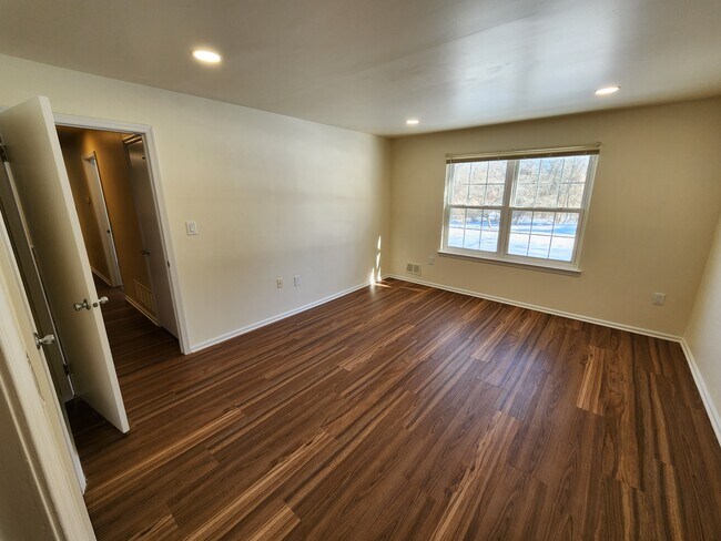 Building Photo - 33 Cypress Ct