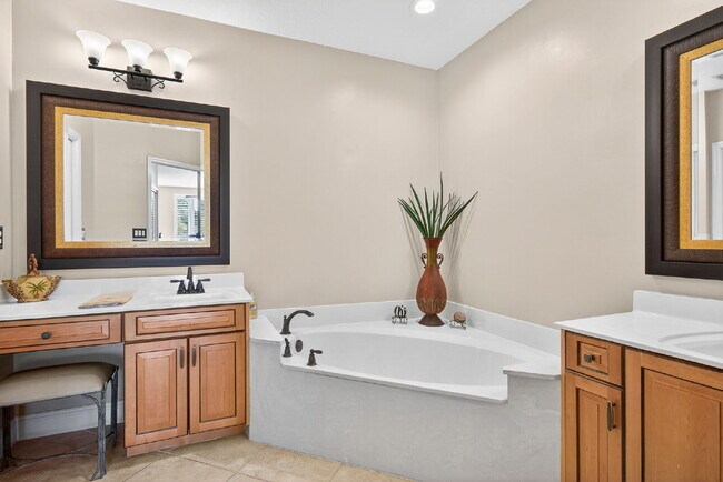 Building Photo - This 2 bedroom plus den, 2 bath condo with a one car garage offers expansive golf course and lake...