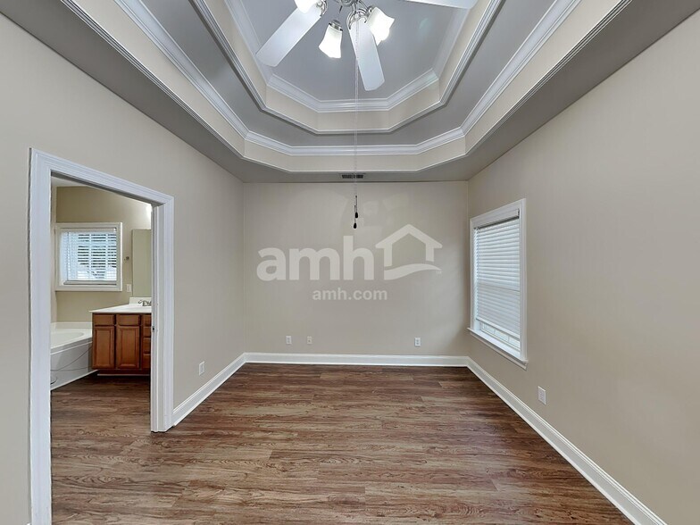 Building Photo - 4013 Lilac Ln
