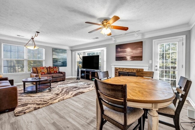 Building Photo - Fully Furnished 2 Bedroom, 2.5 Bath Townho...