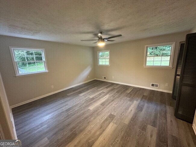 Building Photo - 6322 W Fayetteville Rd