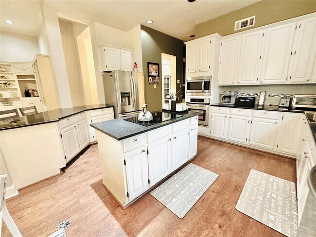 Building Photo - 8802 Willacy Ct