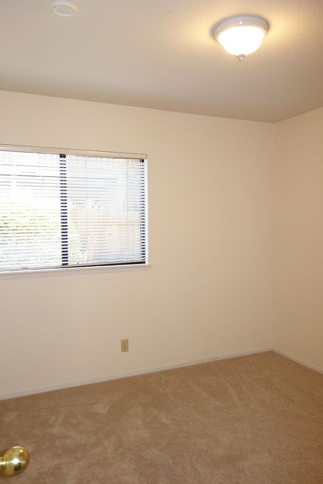 Building Photo - 105 Almond Dr