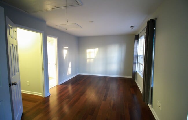 Building Photo - 264 W Bland St