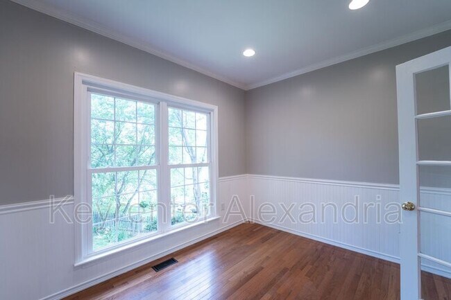 Building Photo - 13183 Oak Farm Dr