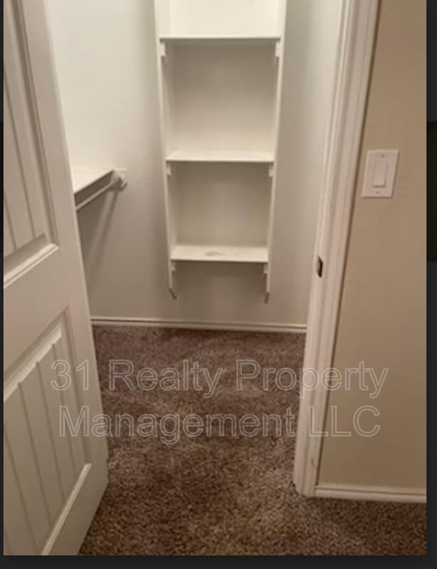 Building Photo - 1028 E 90th St