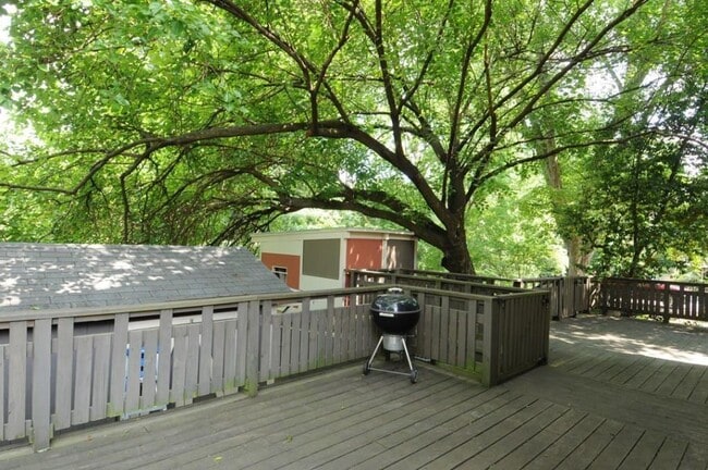 Building Photo - 895 Arlington Pl NE