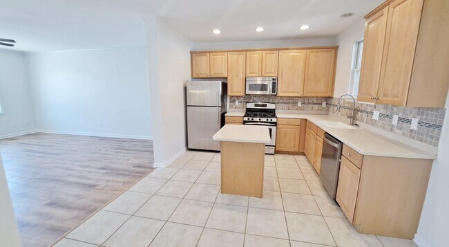 Building Photo - 3 Bed / 2 Full and 2 Half Bath Single Family Townhome