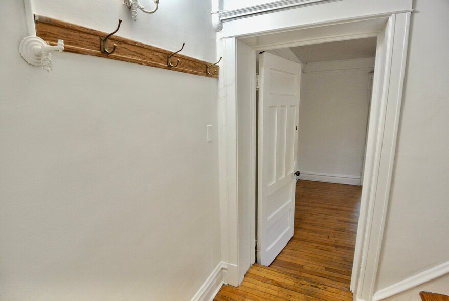 Building Photo - 3801 N Lakewood Ave #Gdn