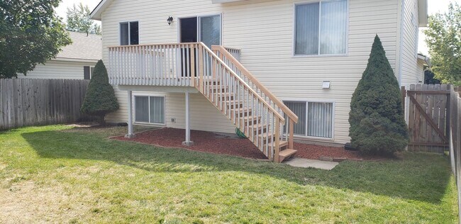 Building Photo - Charming Split-Level 3bed 2 bath Home in Medical Lake with Spacious Layout & Natural Light - Comi...