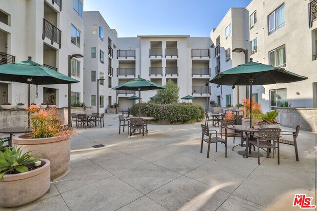 Building Photo - 6400 Crescent Park E