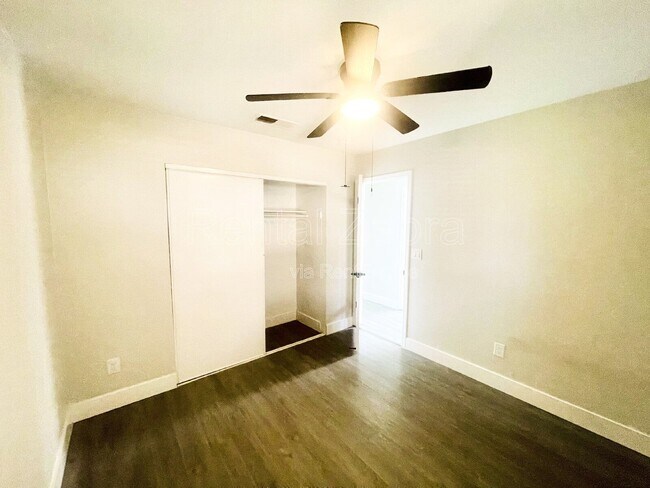Building Photo - 423 El Portal Ct