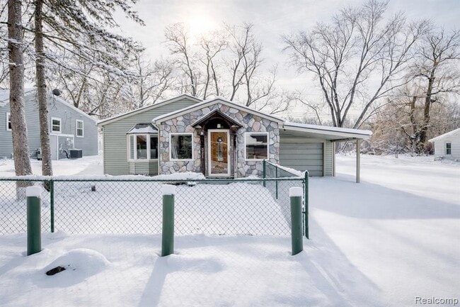 Building Photo - 321 Longspur Ln