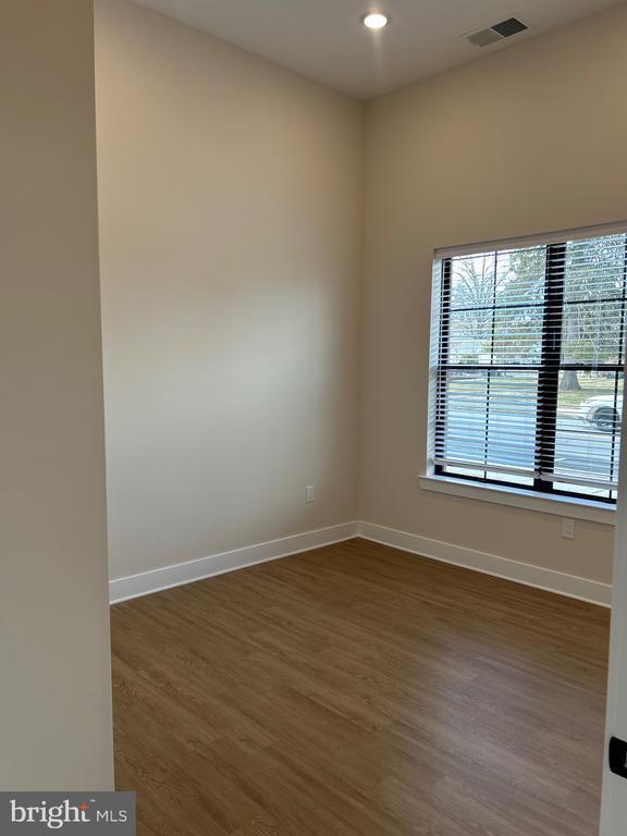 Building Photo - 624 Main St