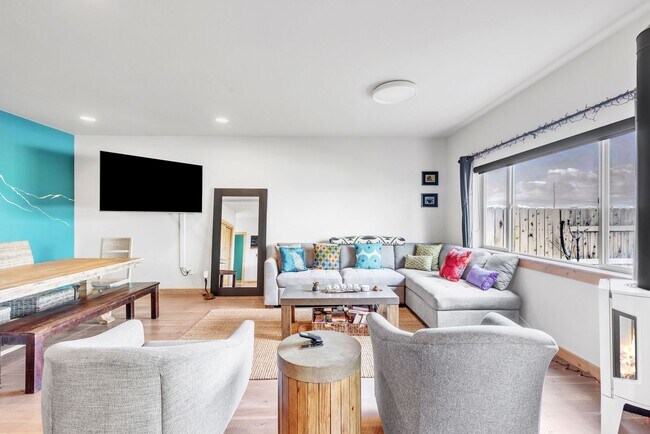 Building Photo - Furnished townhome w/ 2-car garage, backyard & EV charging