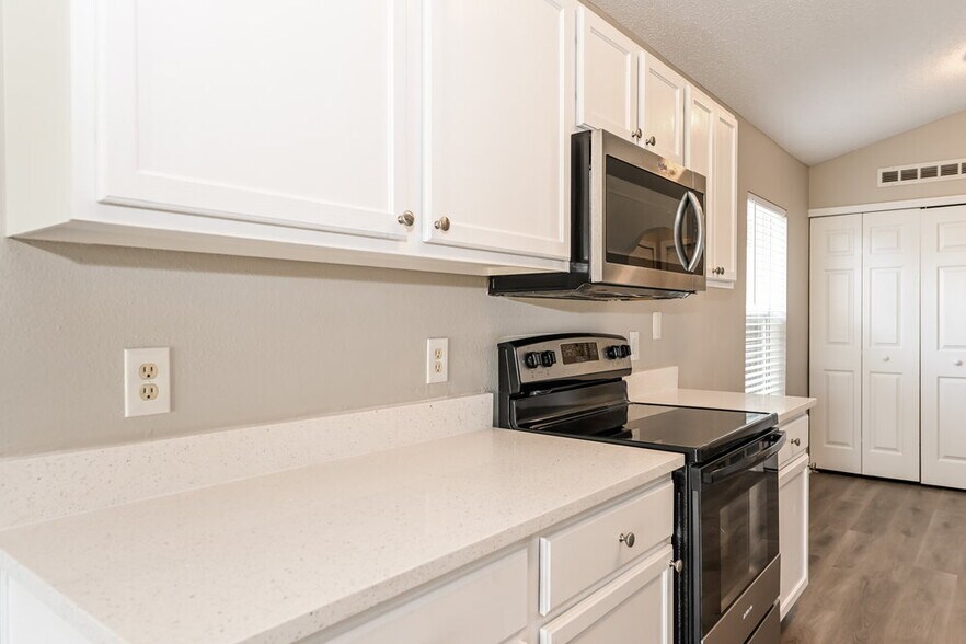 Building Photo - 9341 Thunderbolt Dr