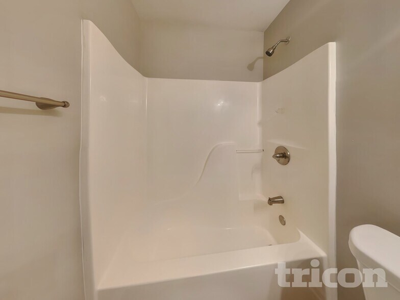 Building Photo - 705 Continental Dr