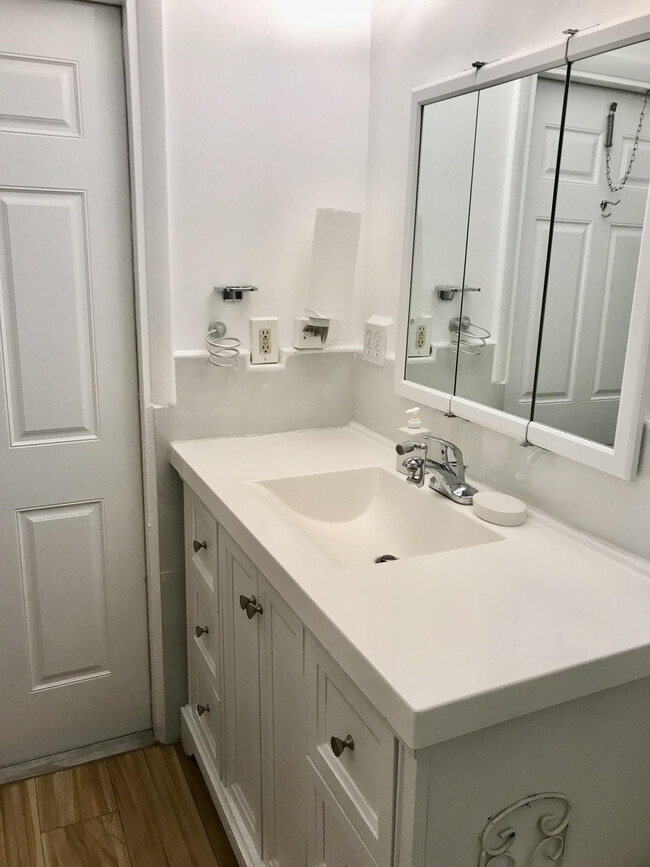 New Bathroom - 7812 Lasalle Blvd