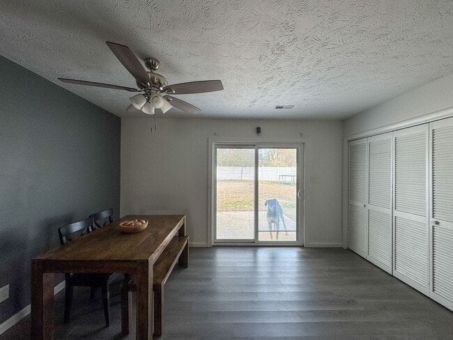 Building Photo - Charming 3 Bed 2 Bath Home with Fenced Yard