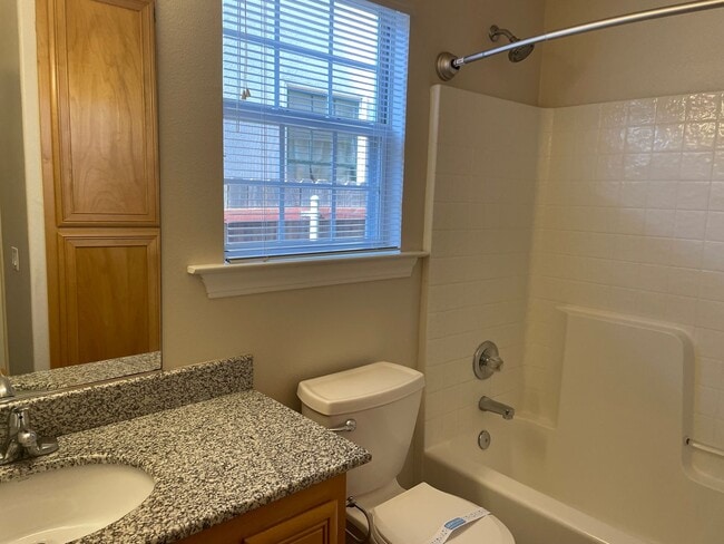 Building Photo - Exceptionally Spacious and Modernized 2x2 Townhouse w/Garage and Washer/Dryer Hookups!