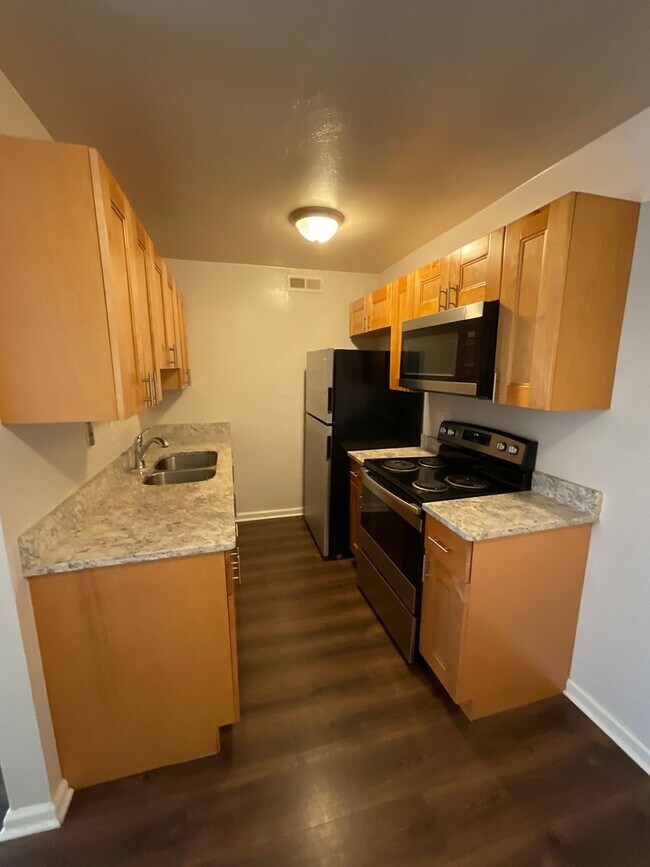 Building Photo - Two Bedroom Apartment off Rodman