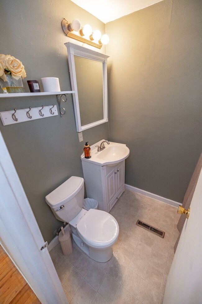 Building Photo - Amazing 3 bed/3 bath rental.  New Flooring!!  Solar Panels!!