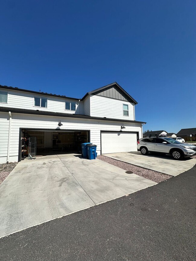 Building Photo - ? Modern 3-Bedroom Townhouse with Bright O...
