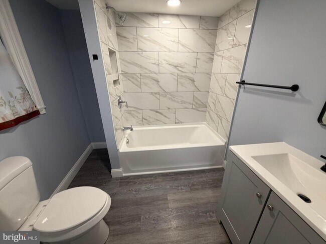 Building Photo - 363 E Airy St