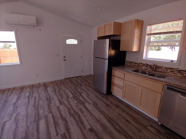 Building Photo - NW Oak 919-921