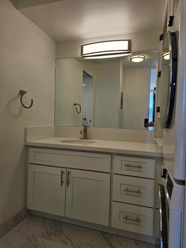 Building Photo - Condo with Lanai, Pool & Prime Location