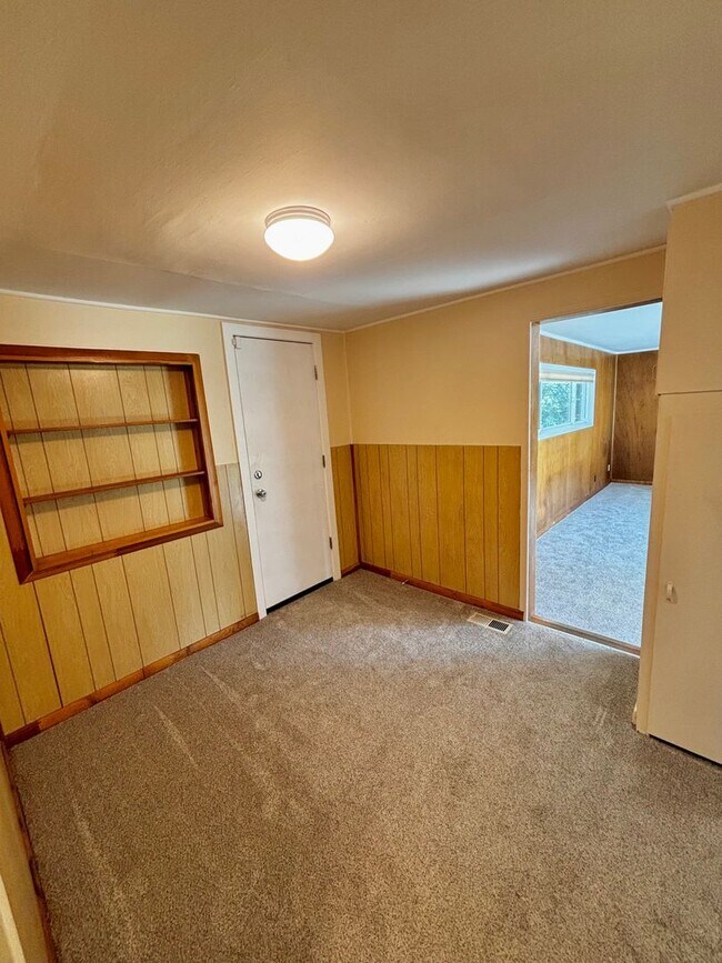 Building Photo - Spacious 2 Bedroom one bath duplex!!