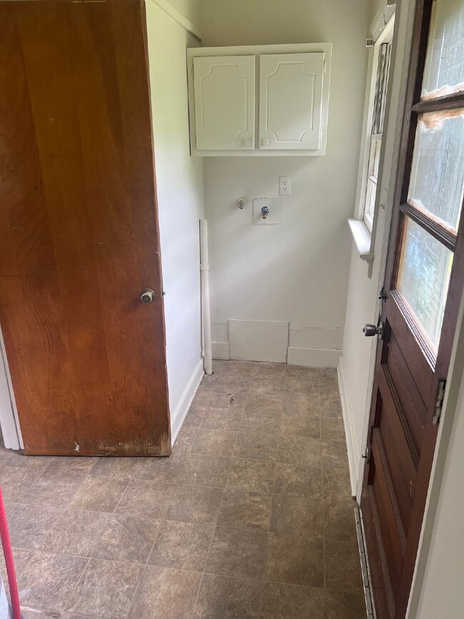 Building Photo - 3 Bedroom Rancher on Spacious Lot