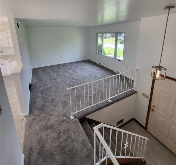 Building Photo - 33 Riverview Dr